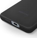 Zwarte Samsung telefoonhoes, close-up van de onderkant met poorten en Samsung logo.