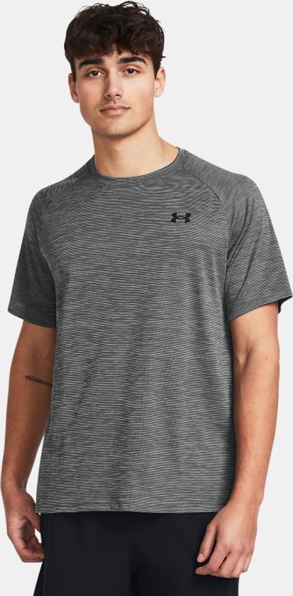 Man, grijs sportshirt met fijne zwarte horizontale strepen en zwart Under Armour logo op de borst.
