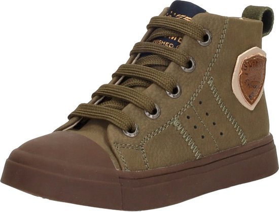 Driekwart aanzicht van een olijfgroene enkelboot met veters, bruine neus en Shoesme Vintage embleem.
