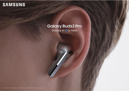Grijze Samsung Galaxy Buds3 Pro in een oor van een persoon, met 'Galaxy Buds3 Pro' logo.