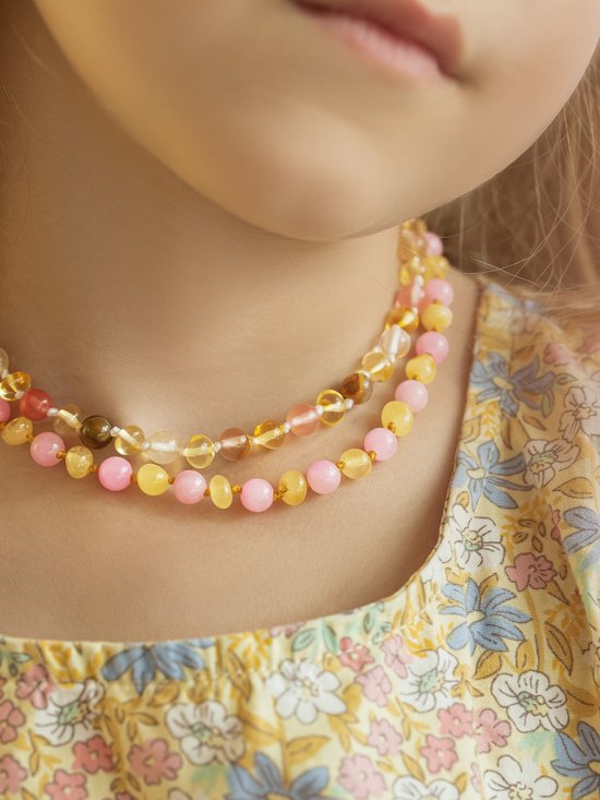 Amberos Barnsteen Kinderketting – Originele Baltische Barnsteen – Barnstenen ketting – 32 cm – Lemon/Rozenkwarts/Pink Jade — afbeelding 2
