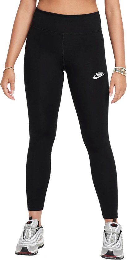 Legging Nike noire avec logo Nike blanc sur la cuisse gauche.