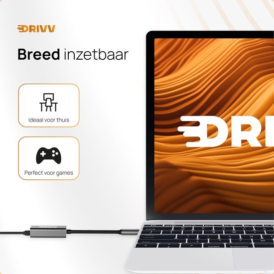 Grijze DRIVV adapter aangesloten op laptop. "Breed inzetbaar", "Ideaal voor thuis" en "Perfect voor games" tekst.
