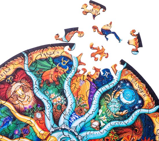 Gedeeltelijk voltooide ronde puzzel met dierenriem, zon en maan, met losse puzzelstukken erboven.
