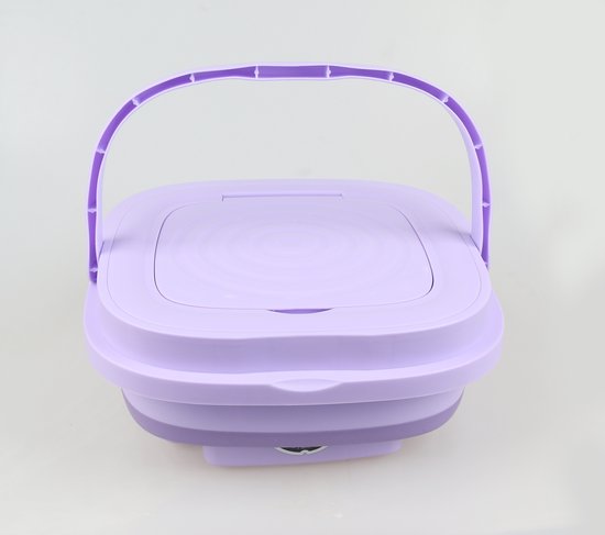 Paarse inklapbare mini-wasmachine met handvat omhoog en deksel gesloten.