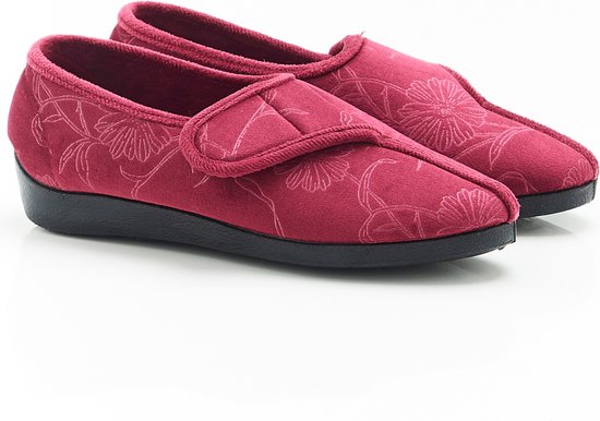 Paire de pantoufles rouges avec broderie florale et fermeture velcro.