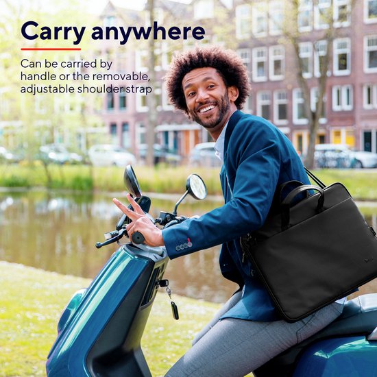 Een man met een zwarte laptoptas om zijn schouder, zittend op een scooter, met een waterweg en gebouwen op de achtergrond.