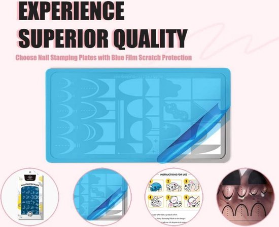 Een blauwe stempelplaat voor nagels met beschermfolie, naast een verpakking, de beschermfolie en instructies voor gebruik.