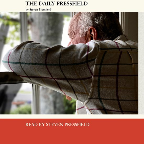 De Daily Pressfield, gelezen door Steven Pressfield. Een man kijkt uit het raam, draagt een geruit shirt.
