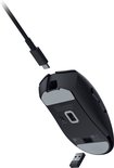 De onderkant van een zwarte Razer DeathAdder V3 Hyperspeed muis met een USB-C poort en USB-dongle.