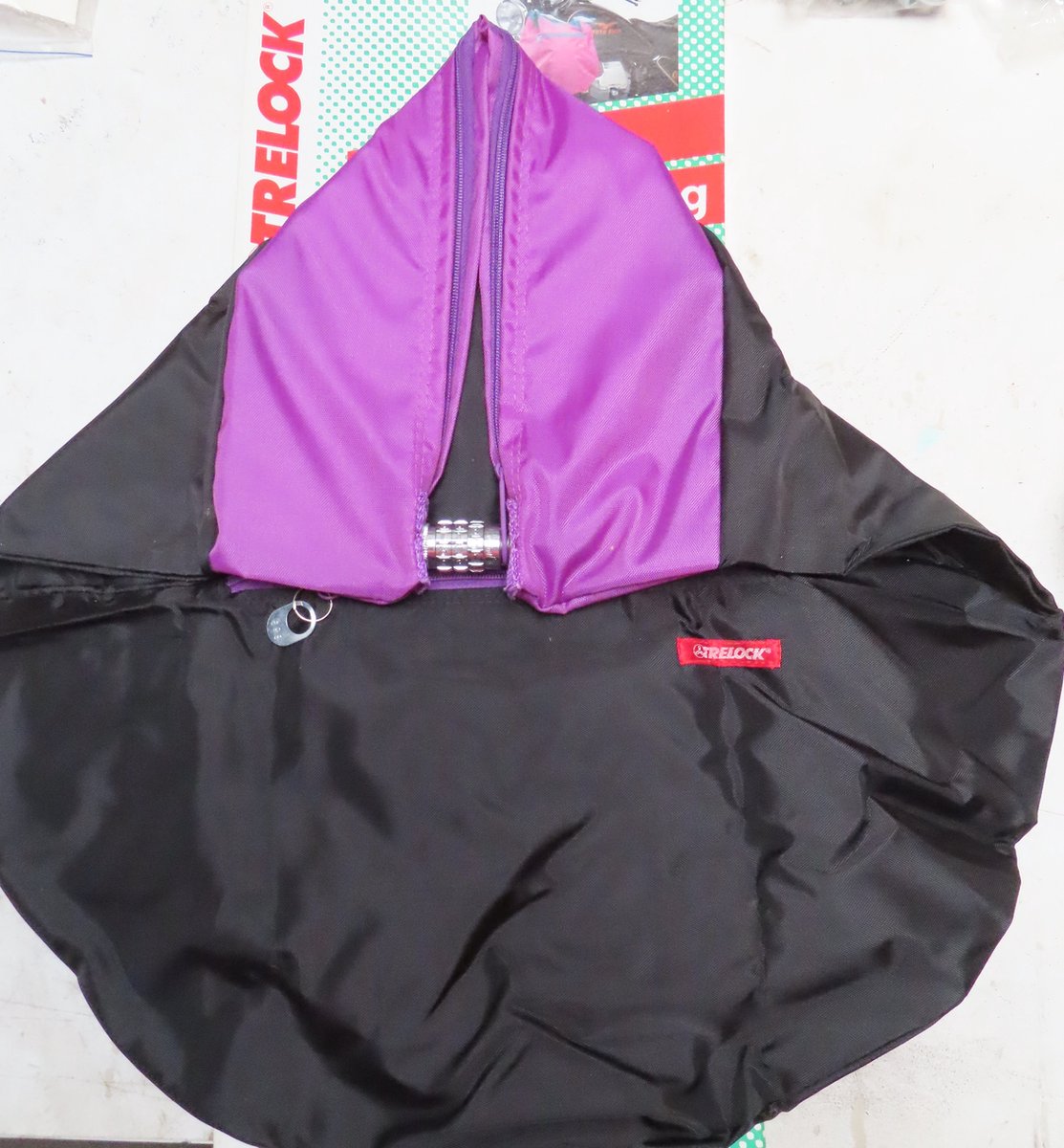 Trelock - Helm safe bag - Moto / bromfiets / E-Bike - Met cijferslot - Waterdicht - Zwart / Paars