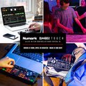 Collage van vier afbeeldingen die de veelzijdigheid van de Numark DJ2GO2 Touch DJ-controller tonen: thuis, op feestjes en onderweg.