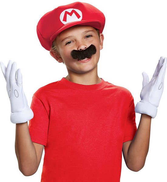 Jongen met rode Mario-pet, zwarte snor en witte handschoenen.