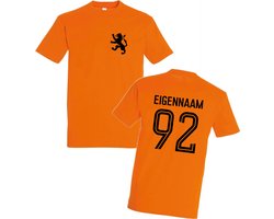 Shirt Oranje - Heren - Rugnummer geboortejaar en naam nickname of Papa - Nederlands elftal - Leuk voor het WK - Maat XL - Vergeet niet te mailen voor de naam en geboortejaar