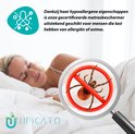 Slapende vrouw op een matras, met een vergrootglas met een spin.