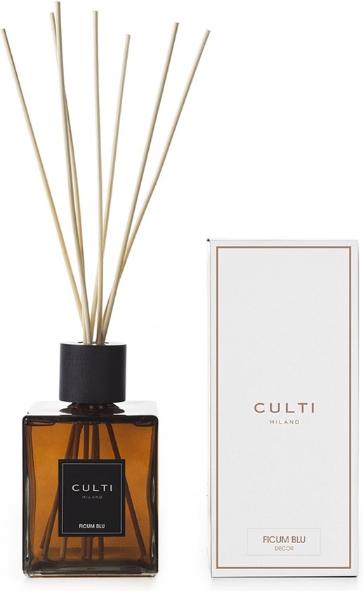 Amberkleurige diffuser van CULTI MILANO met 'FICUM BLU DECOR' opdruk en tien houten stokjes.