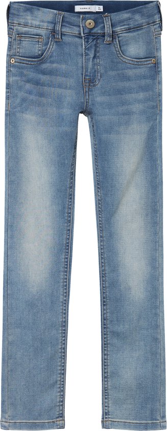 Jean bleu clair à jambes droites, porté par un garçon.