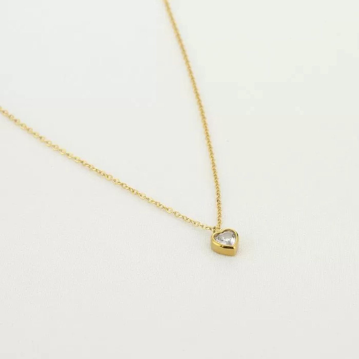 Ketting met zirkonia hartje- wit- goudkleurig