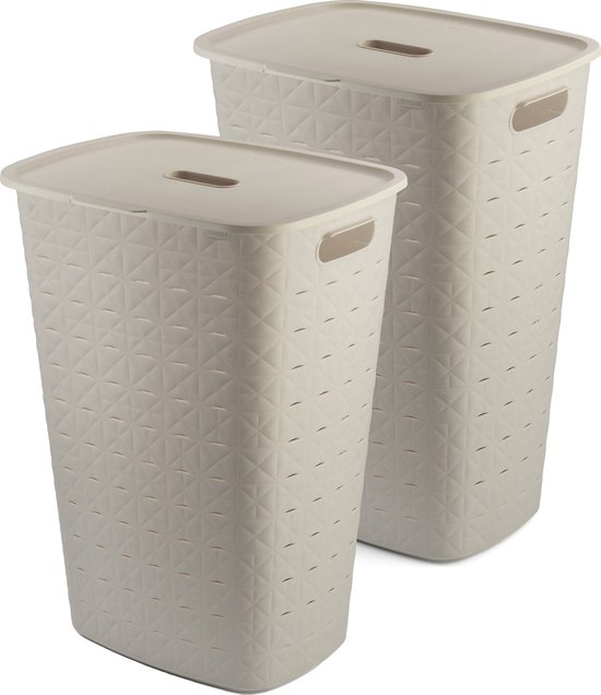 Twee crèmekleurige wasmanden met deksels en decoratief ruitpatroon.