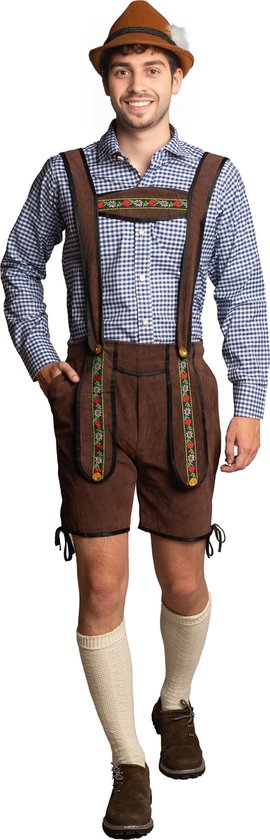Man in bruine lederhosen met bretels, blauw geblokt overhemd, bruine hoed met veren, witte sokken en schoenen.