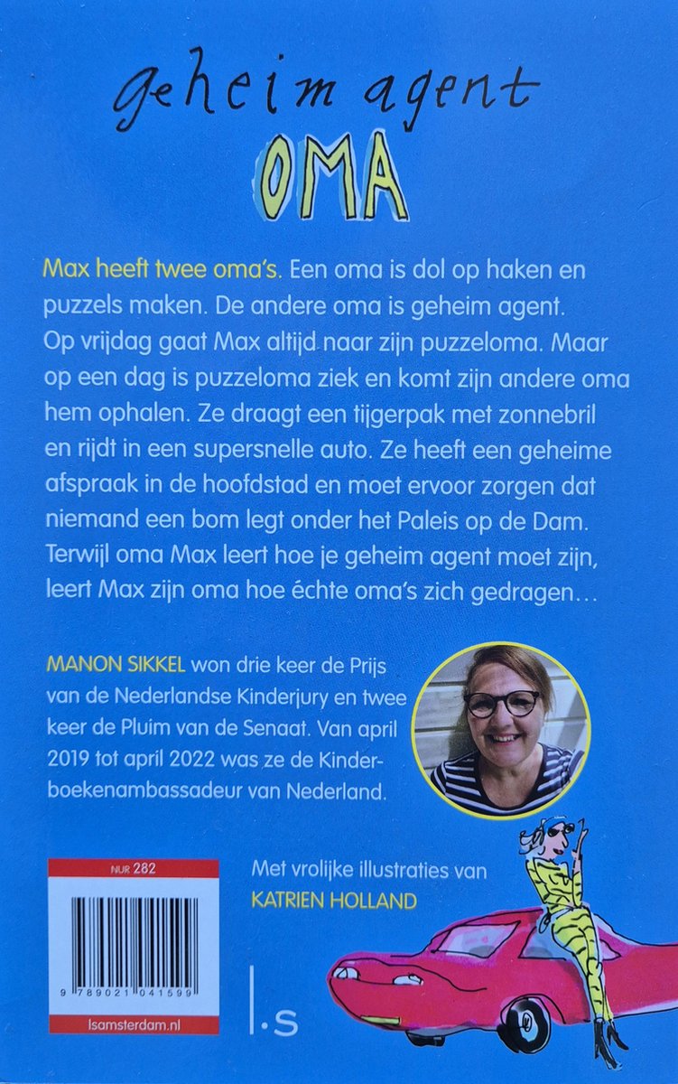 Boek met de titel 'geheim agent OMA', met een foto van de auteur Manon Sikkel en een illustratie van een vrouw in een rode auto.