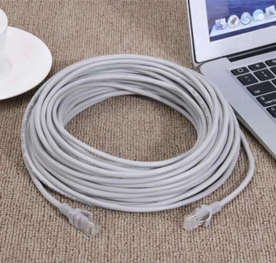 Grijze internetkabel (LAN-kabel) van 30 meter met aan beide zijden een RJ45-connector.
