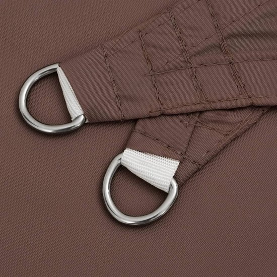 Detail van bruine stof met zilverkleurige D-ringen en witte lussen.