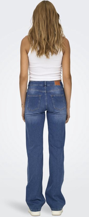 Model van achteren gezien in een middelhoge jeans met rechte pijpen in medium denim.
