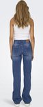 Model van achteren gezien in een middelhoge jeans met rechte pijpen in medium denim.