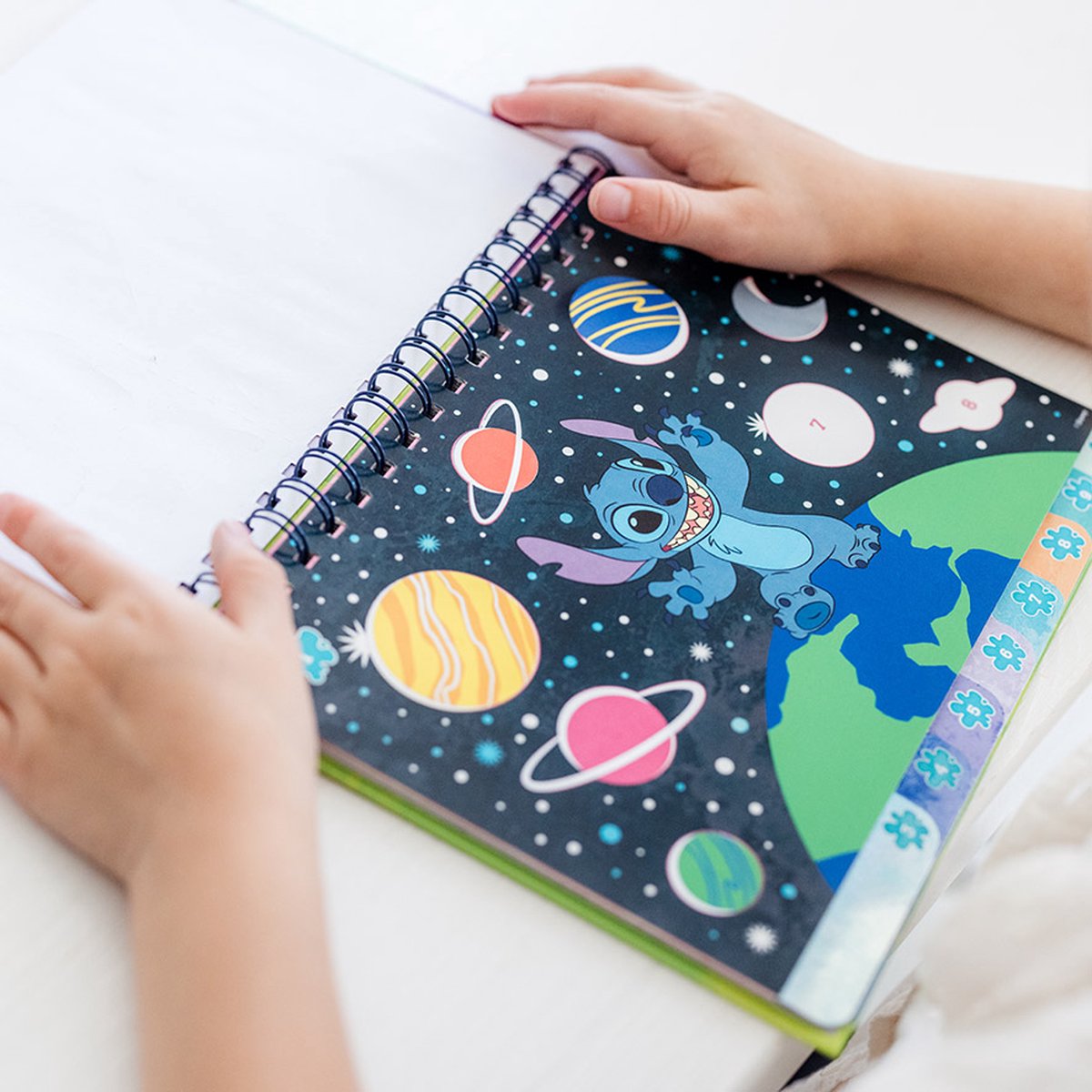 Disney Stitch sticker puzzelboek vakantieboek Totum - doeboek stickeren op nummer | educatief speelgoed meisjes en jongens vanaf 3 jaar sticker by number 25-delig cadeautip — afbeelding 2