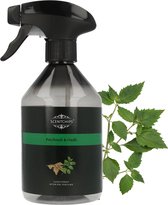 Sprayfles "Patchouli & Oudh" met zwarte spuitkop, transparante fles en een groen label.