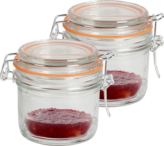 Deux bocaux en verre remplis de confiture rouge, joints orange et fermetures à levier argentées.