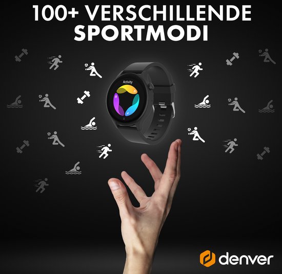 Hand die een zwarte smartwatch omhoog houdt, met een wijzerplaat met activiteitskleuren en sporticonen eromheen.