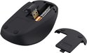 Zwarte draadloze muis, onderkant met batterijcompartiment geopend, met Duracell batterij en USB-dongle.