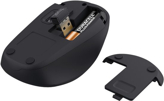 Zwarte draadloze muis, onderkant met batterijcompartiment geopend, met Duracell batterij en USB-dongle.