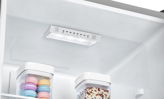 Interieur van koelkast met elektronische temperatuurregeling bovenaan.