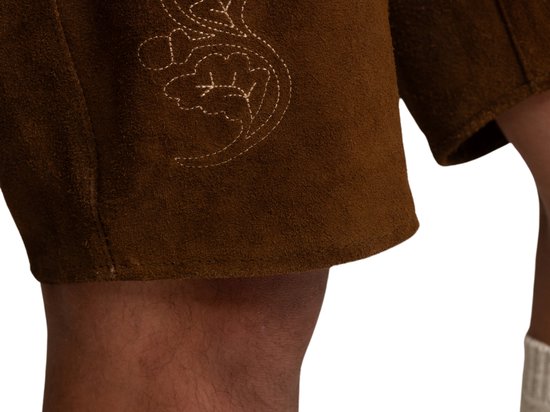 Culotte de leder brun avec motifs floraux brodés sur l'ourlet.