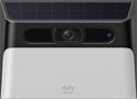 Vooraanzicht van de Eufy Security solar wandlamp camera. Zwart met wit licht en zonnepaneel bovenop.