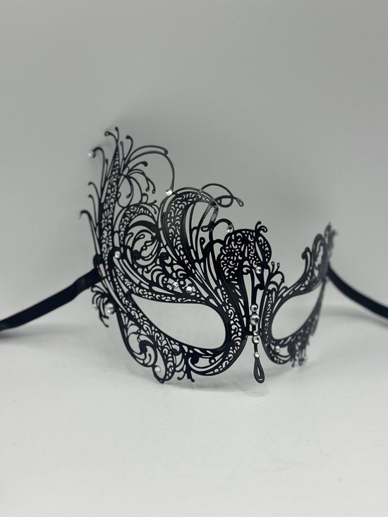 Masque vénitien en métal noir avec des motifs élégants et des strass.