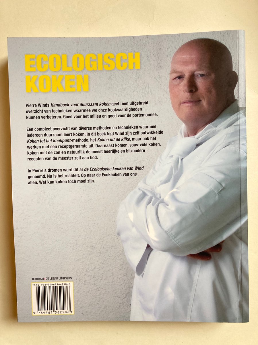 Boekomslag met een man in wit kooktenue, schuin van boven, met tekst: 'Ecologisch Koken'.