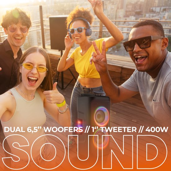 Vier lachende mensen op een balkon met party speaker met dual woofers, discolichten en de tekst 'SOUND'.