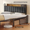 Tête de lit rembourrée gris foncé avec étagère de rangement. Rangement sous le lit avec paniers.