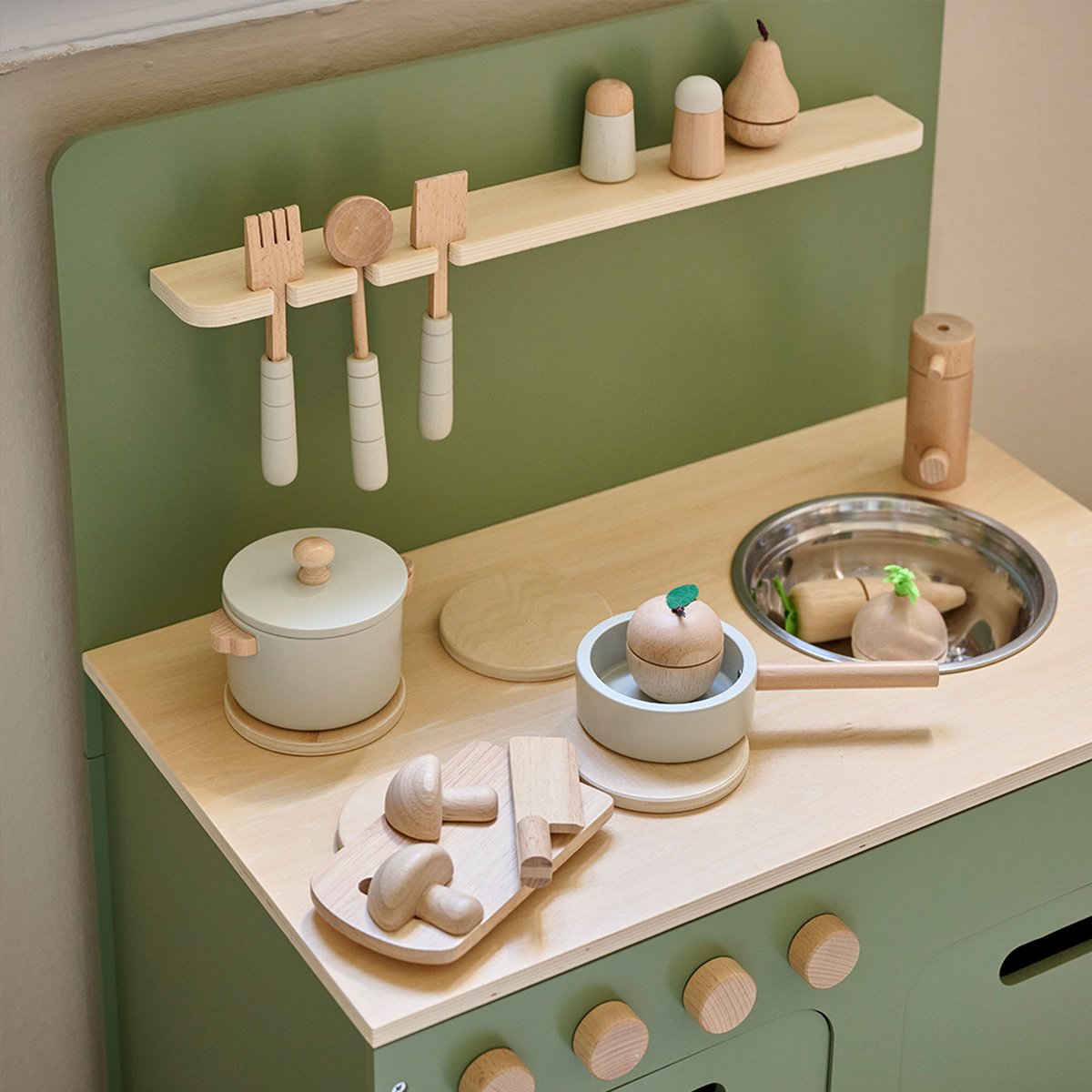 Speelkeuken Hout Olijfgroen - Kinderkeuken inc. 13 Speelgoed keuken accessoires - Frisse, rustgevende en speelse vol magie - Elke Dag een Culinaire Droom — afbeelding 5