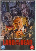 De poster van 'Land of the Dead' toont een groep zombies met enge gezichten en een man in een pak, met een busje en een brandende auto op de achtergrond.