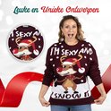 Vrouw met kersttrui met rendier en sneeuwvlokken. Close-up van het design.