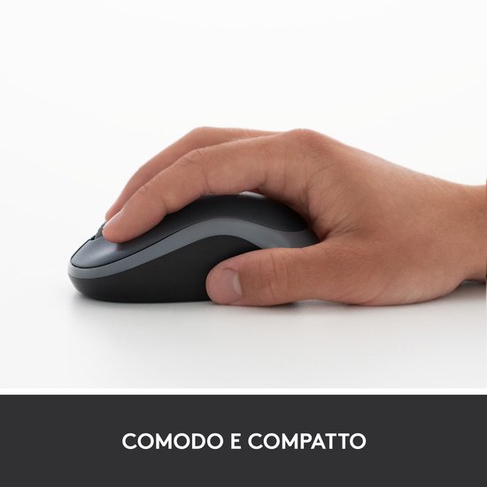Hand van een persoon die een compacte, zwarte en grijze Logitech M185 muis gebruikt.