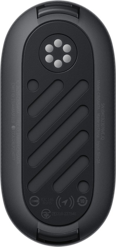 Onderkant van de zwarte Insta360 GO 3S action camera met cirkelvormig patroon en poorten.