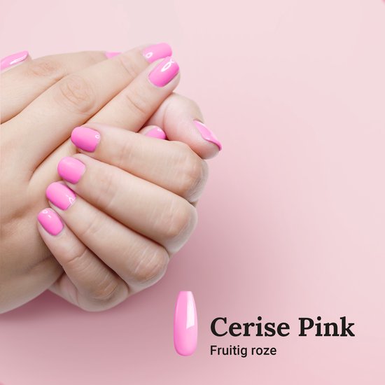Vrouwenhanden met roze 'Cerise Pink' BIAB nagellak, met een staaltje nagellak ernaast.