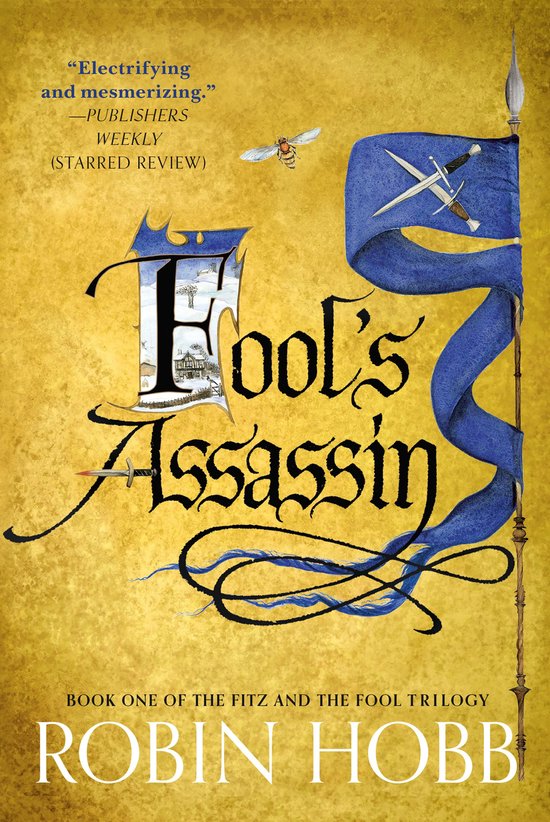 Boek kaft met een gele achtergrond. Grote gouden letters 'Fool's Assassin'. Een blauwe vlag met zilveren zwaarden en een bij erop.