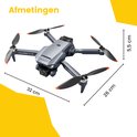 Grijze drone met oranje accenten op de propellers. Afmetingen worden aangegeven: 32 cm, 26 cm en 5,5 cm. Tekst: 'Afmetingen'.
